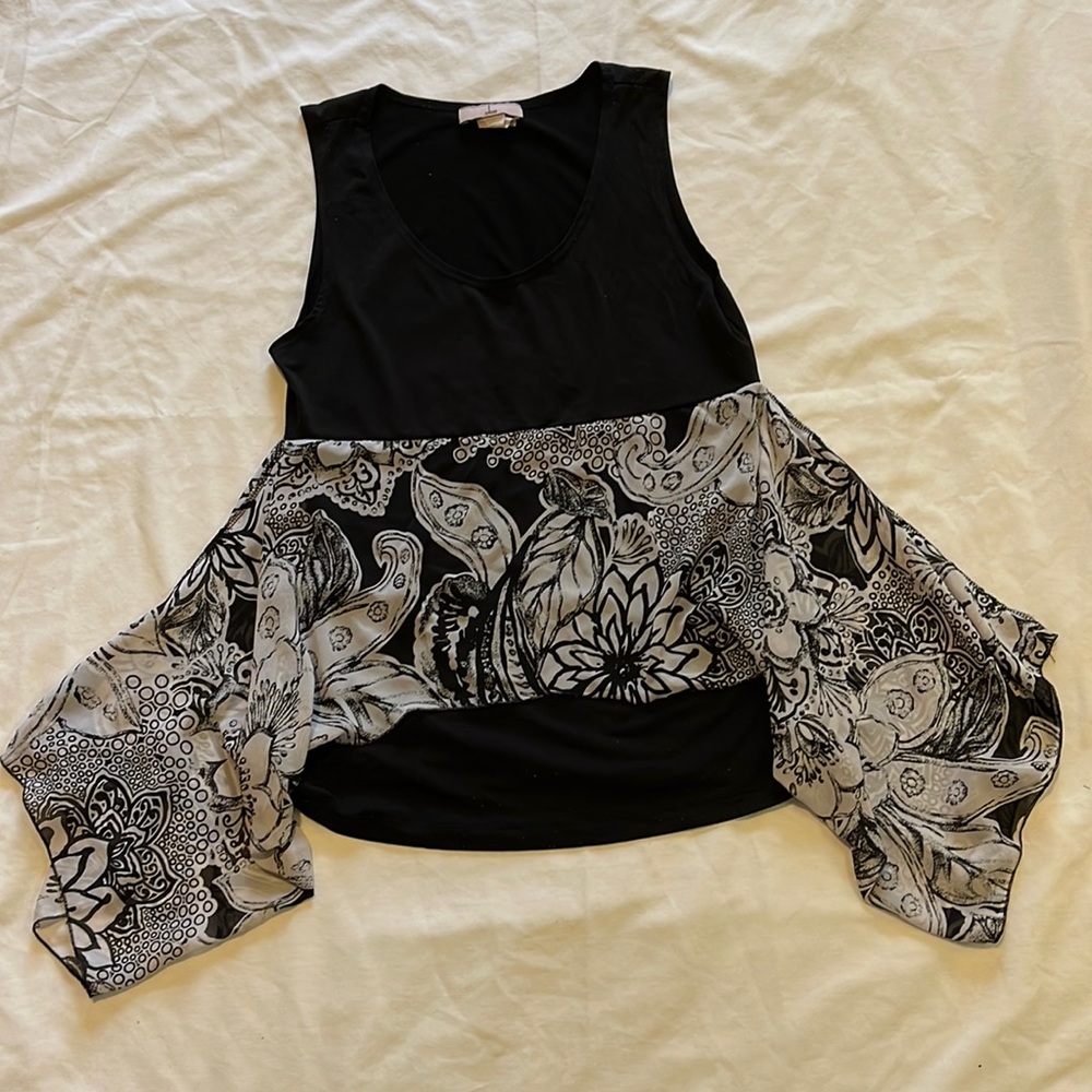 OBE TOP. SIZE M. BLACK AND WHITE DESIGN.